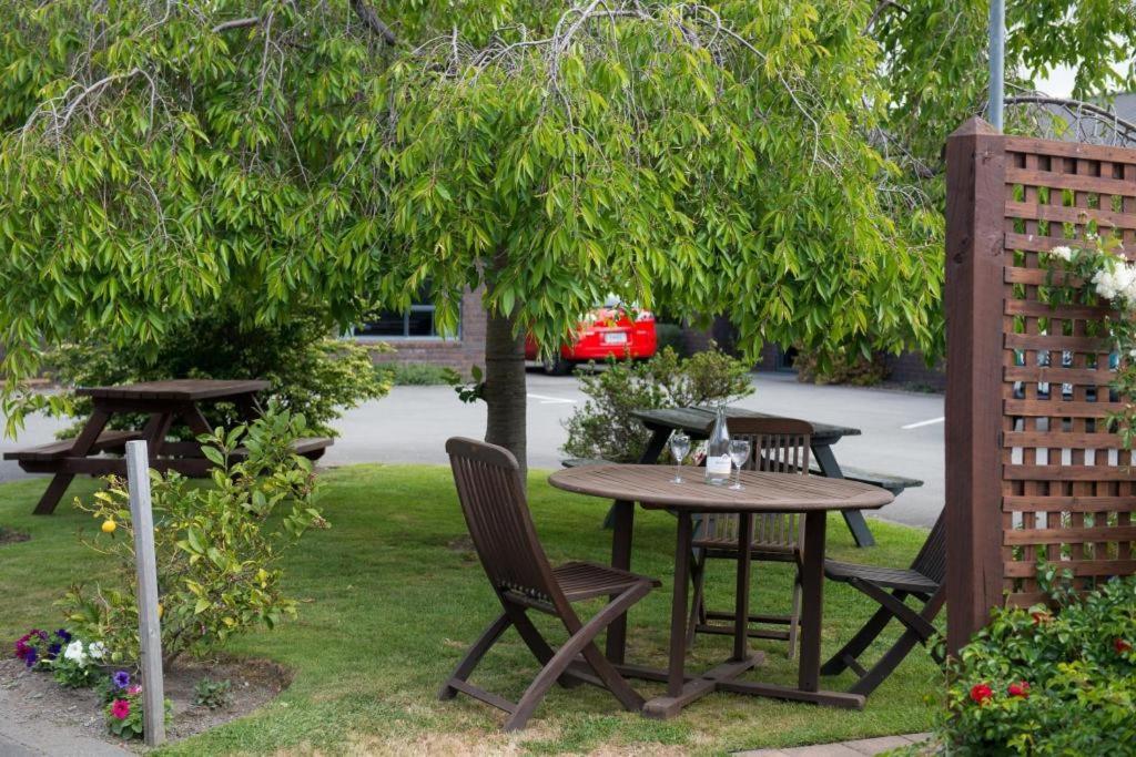 Aston Court Motel 4*